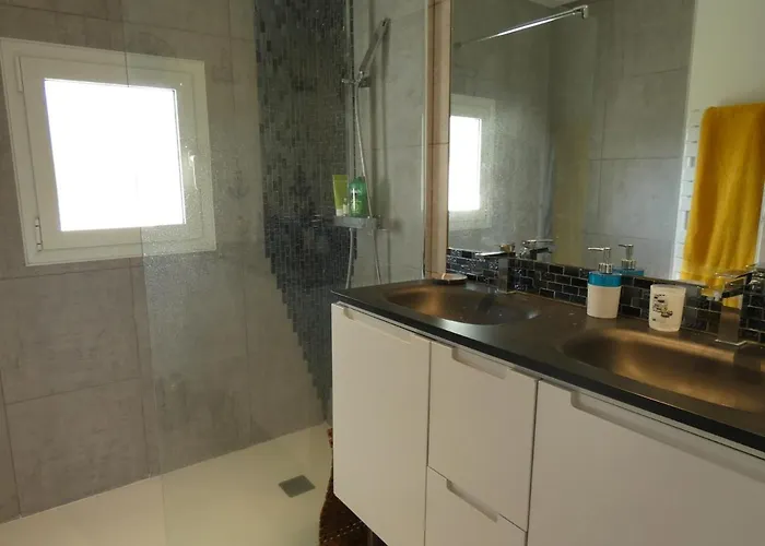 Moderne 4 Chambres, Piscine Chauffee, Wi-fi, Proche Et Commerces, - Fr-1-374-147 Villa *